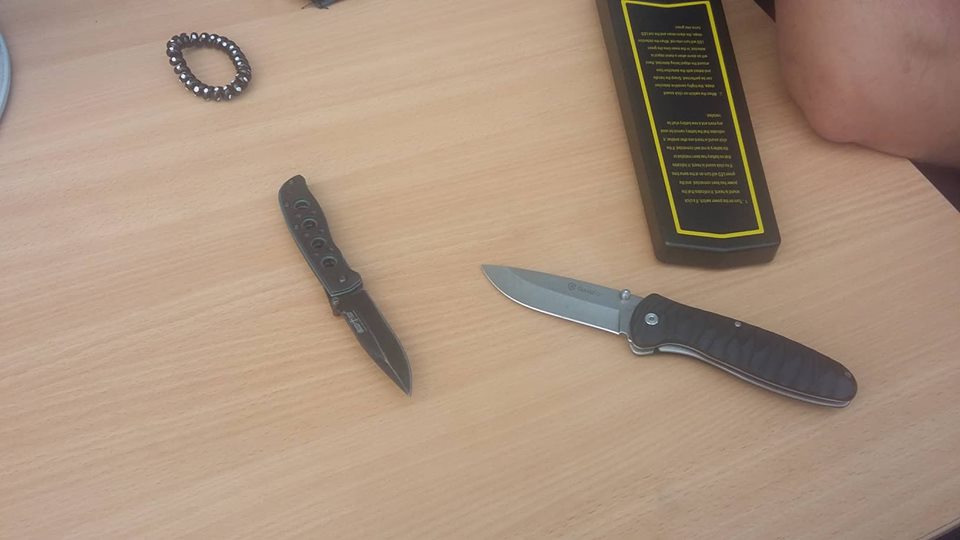 Сесія Чернівецької міськради: На вході до ратуші поліція вилучила два ножі