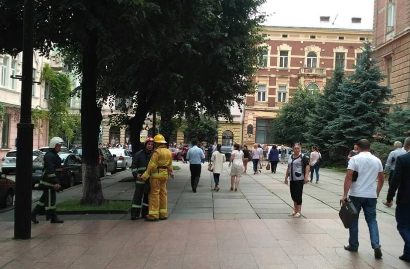 У Чернівцях з будівлі ОДА через підозрілий предмет евакуювали працівників