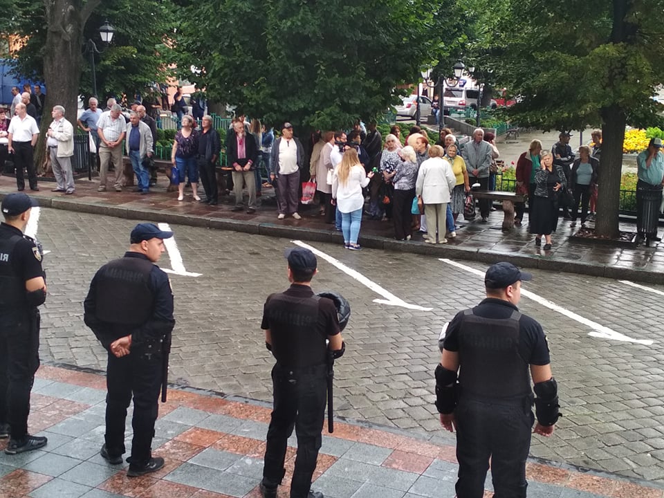 Сесія Чернівецької міськради: поліція посилила заходи безпеки на Центральній площі
