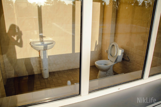 Не соромтеся: у Миколаєві на стадіоні збудували прозору вбиральню (фото)