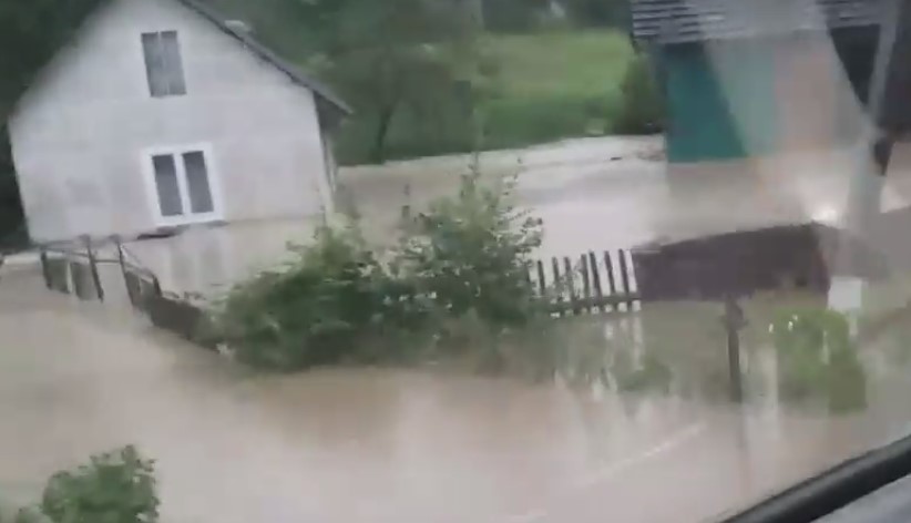 Внаслідок злив на Прикарпатті затопило кілька сіл (відео)