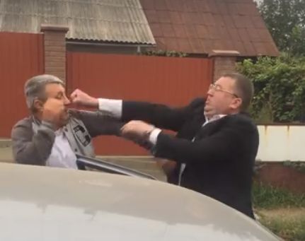 У Чернівцях чиновник ОДА намагався побити таксиста (відео)