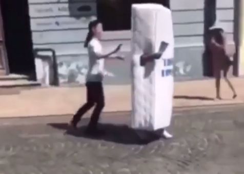 У Чернівцях молодик повалив на землю людину в костюмі матраца (відео)
