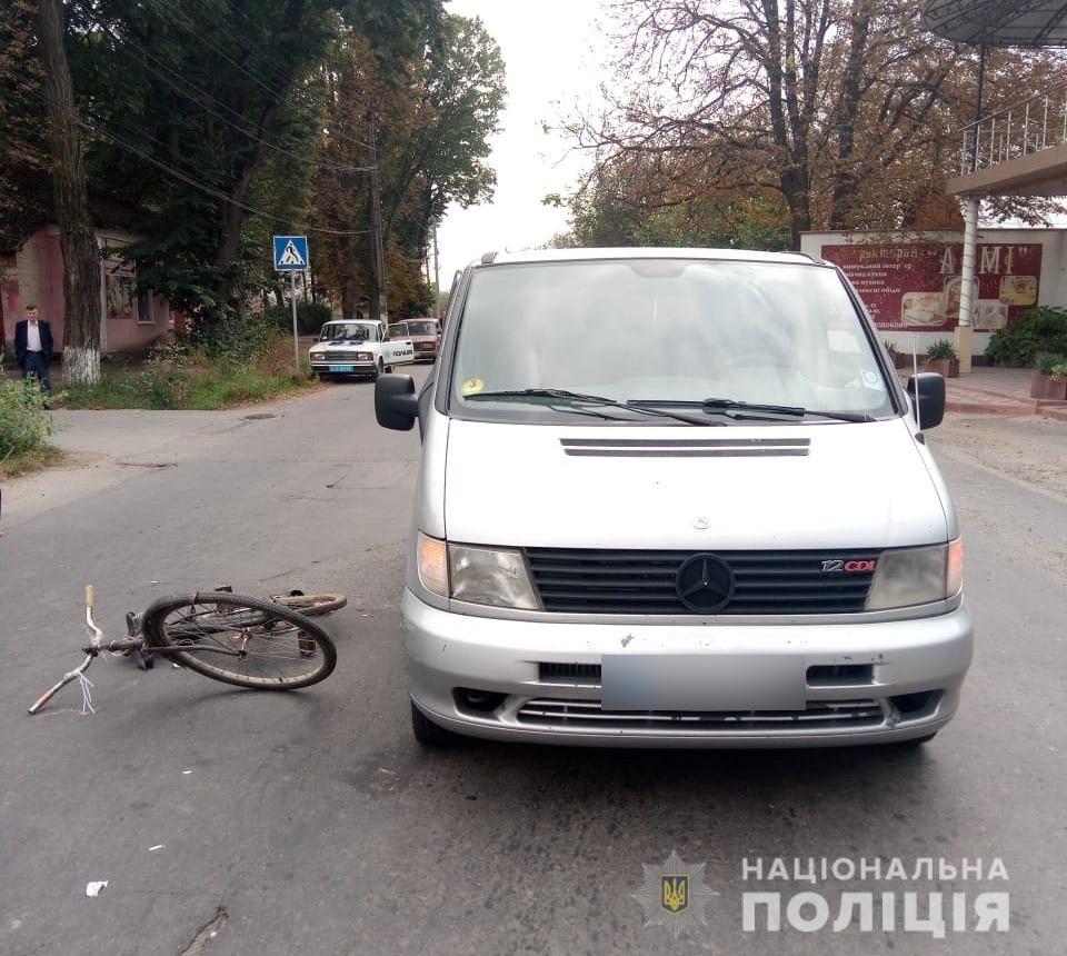 ДТП у Чернівцях: під колеса мікроавтобуса потрапив пішохід