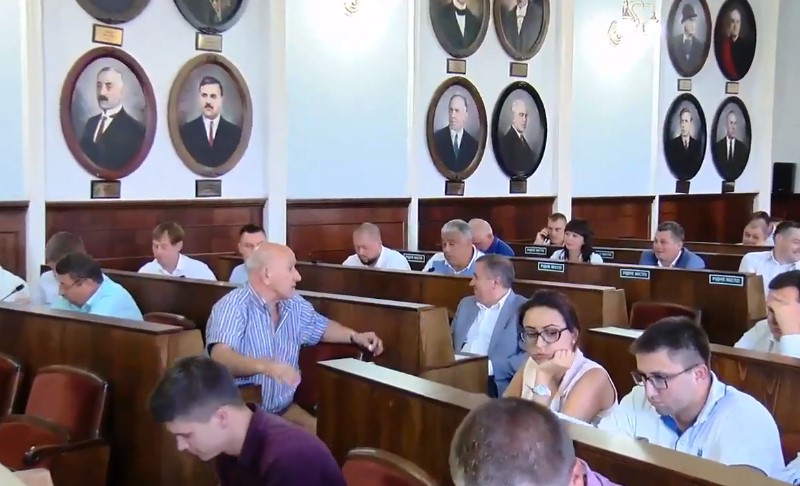 У Чернівцях 9 депутатів міської ради прогуляли більше половини засідань комісій