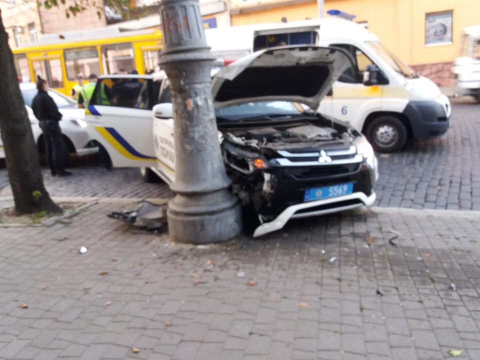 У Чернівцях вранці поліцейська автівка протаранила електроопору