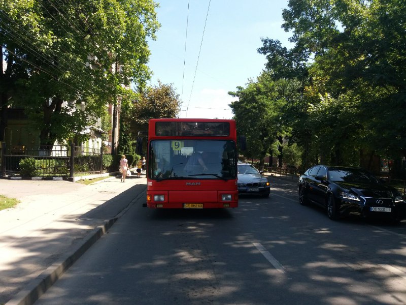 ДТП у Чернівцях на вулиці Руській: автівка врізалась в маршрутку