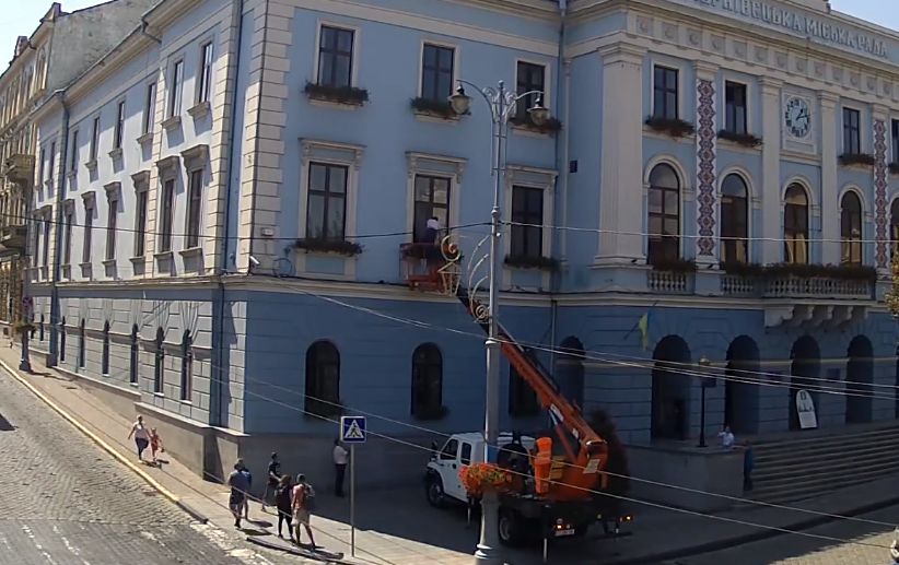 Депутат Чернівецької міськради Білик пробрався до ратуші через вікно (відео)