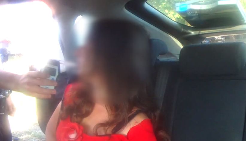 В Одесі п’яна водійка врізалася в дерево і кидалася на патрульних з кулаками (відео)