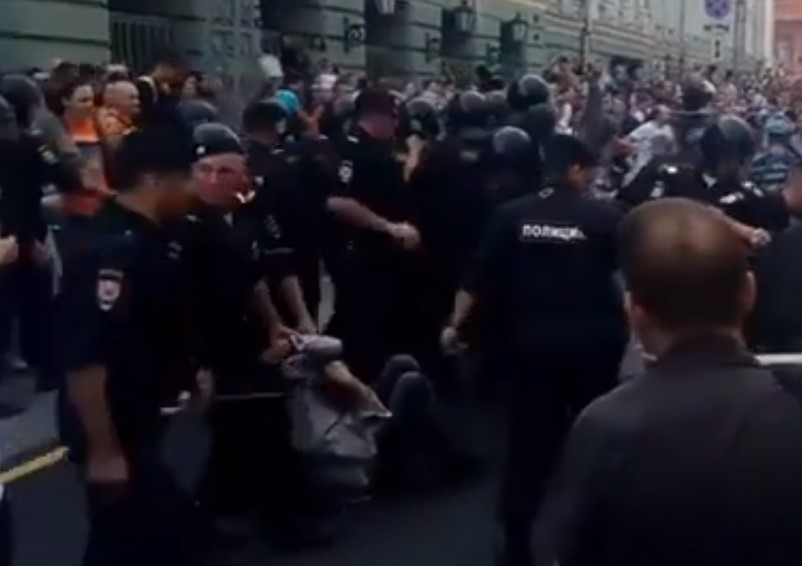 На Росії під час акцій протесту затримали сотні людей (відео)