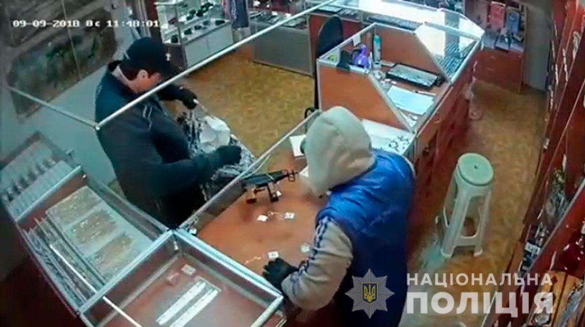 У неділю пограбували ювелірний магазин у Сокирянах: поліція розшукує нападників