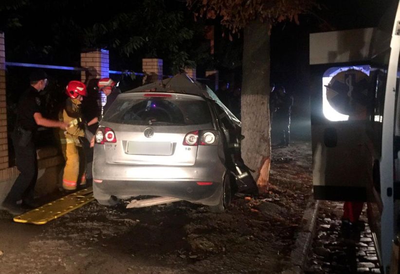 У Чернівцях серед ночі автівка врізалась в дерево: загинув пасажир