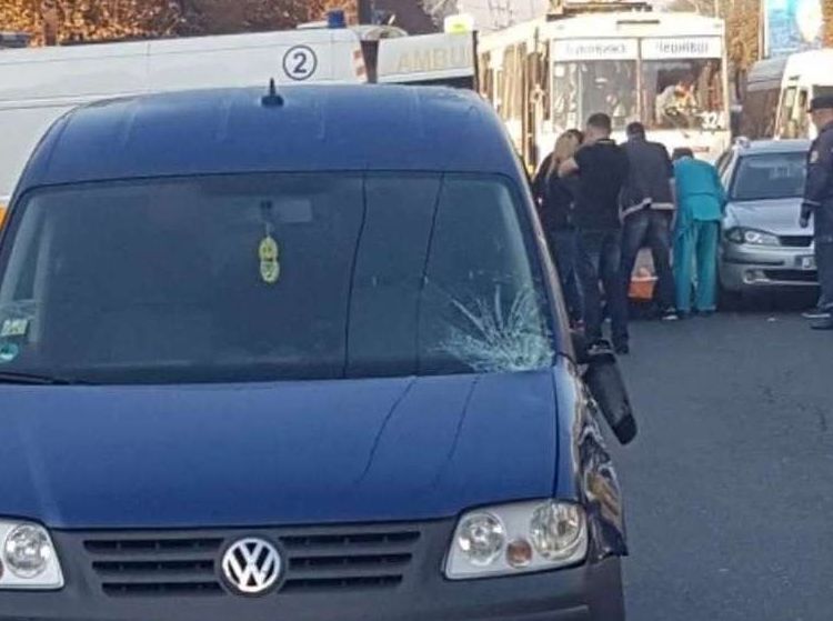 У Чернівцях поблизу автовокзалу жінка потрапила під колеса автівки
