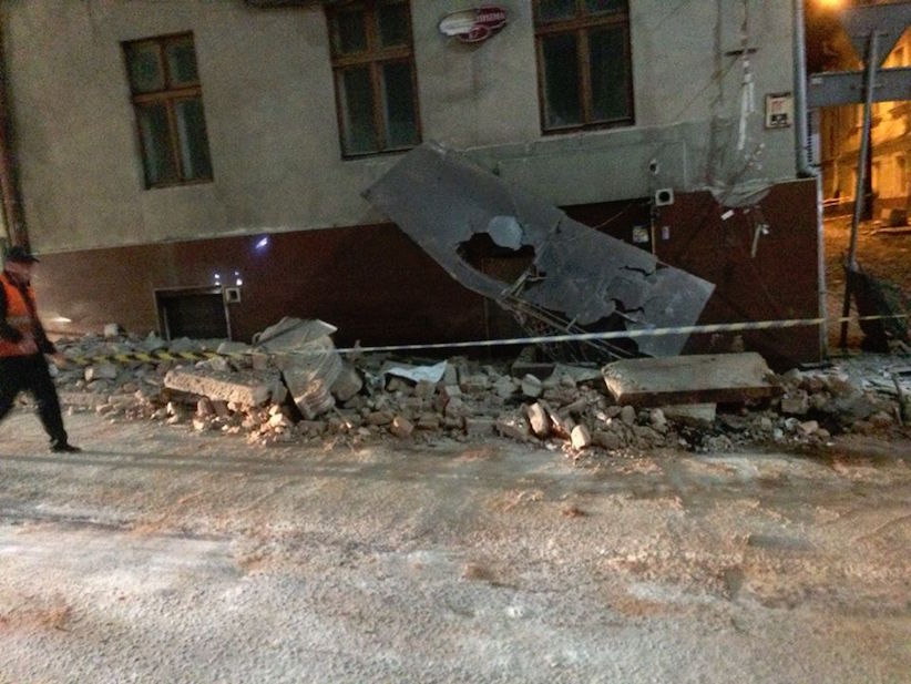 У центрі Чернівців обвалилася частина фасаду будинку: рух транспорту відновили