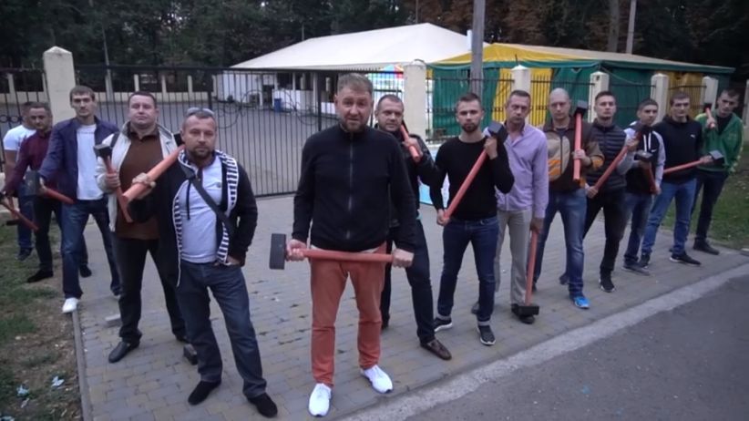 У Чернівцях активісти вимагають заборонити Ярославу Петришину будувати кафе в парку (відео)