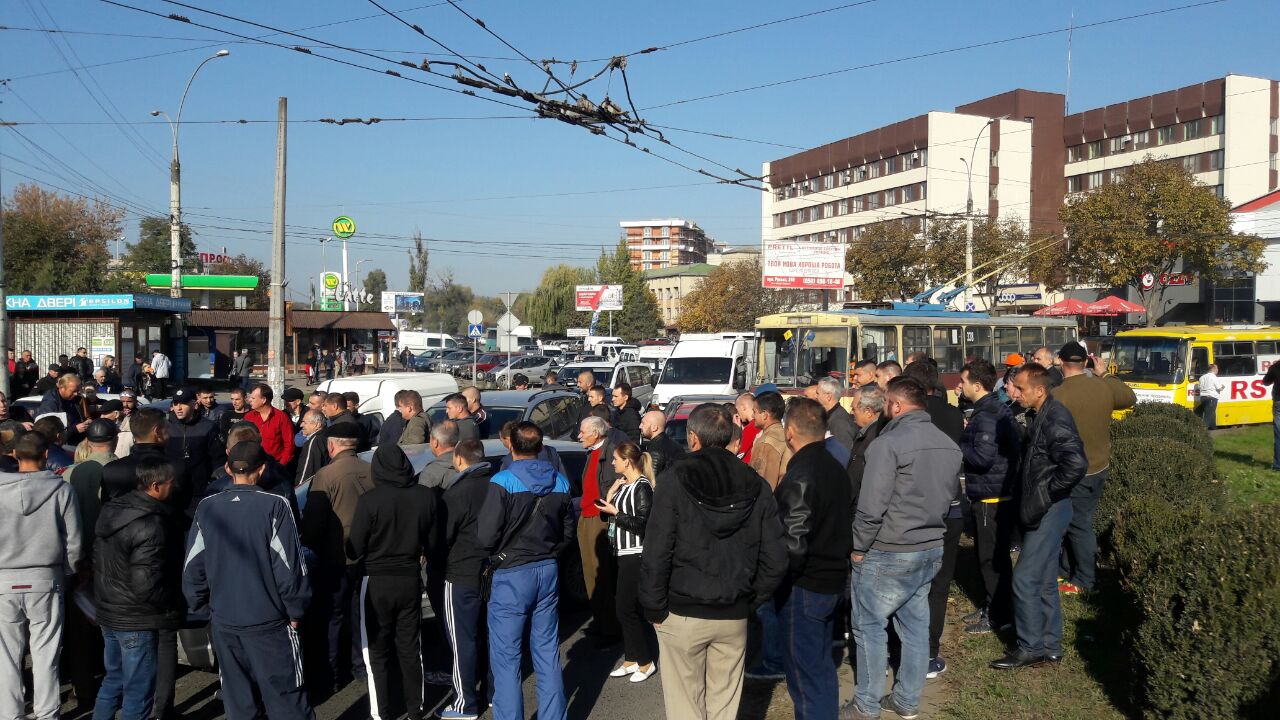 Рух через кільце біля ТЦ “Майдан” у Чернівцях відновлено – поліція