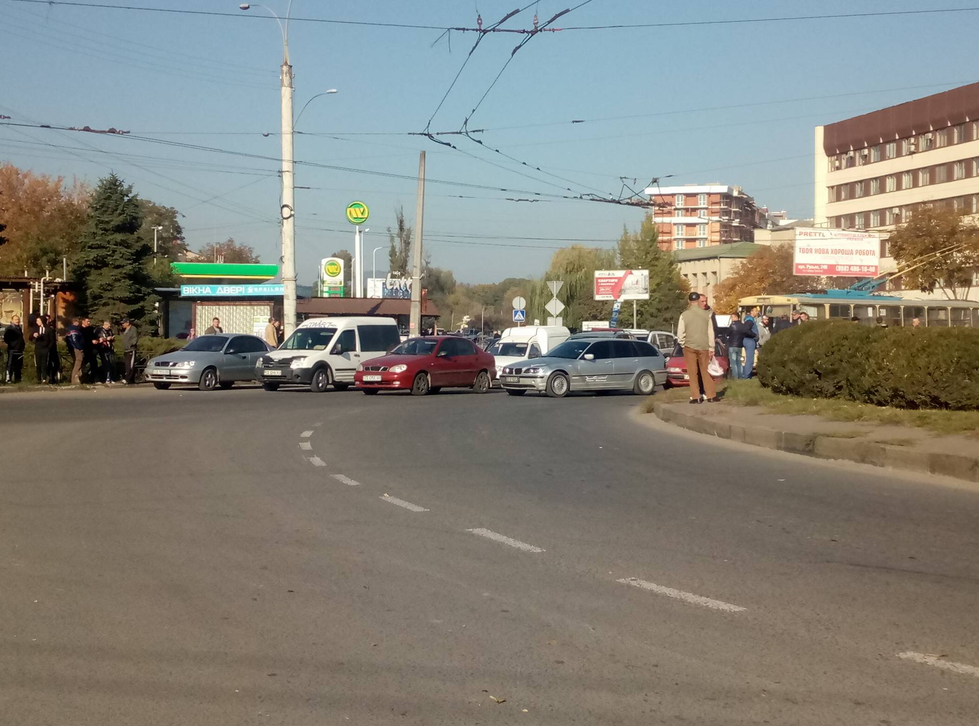 У Чернівцях учасники “бойкоту цінам на пальне” заблокували рух біля ТЦ “Майдан”