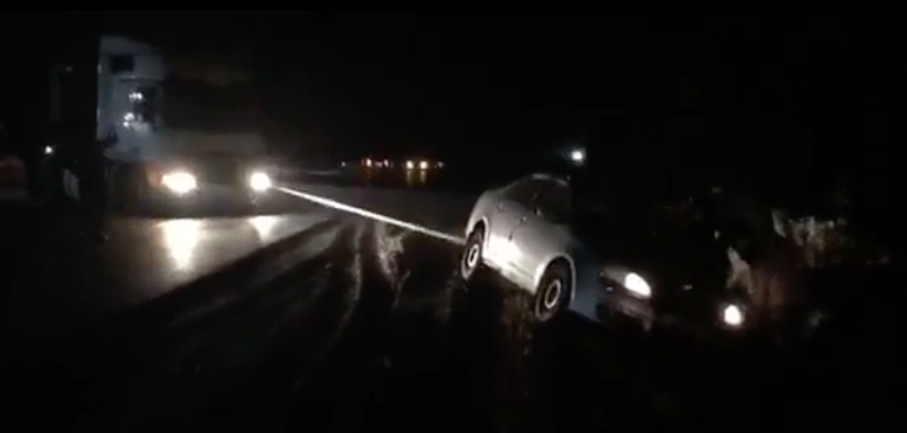 Водій не впорався з керуванням та опинився на узбіччі: деталі аварії на Хотинщині (відео)