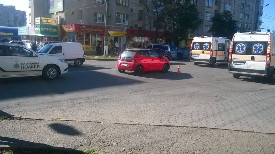 У Чернівцях на вулиці Комарова жінку збила автівка
