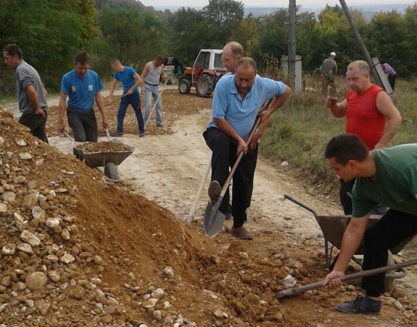 У селі на Буковині місцеві власноруч ремонтують дорогу