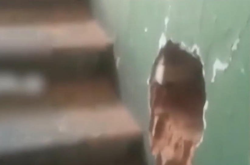 Щоб відключити боржників, працівники водоканалу у Запоріжжі пробили стіну до квартири (відео)