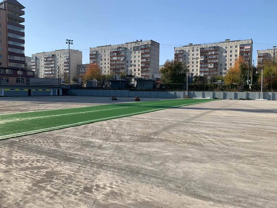 У Чернівцях на стадіоні біля “Кварцу” встановлюють штучне покриття
