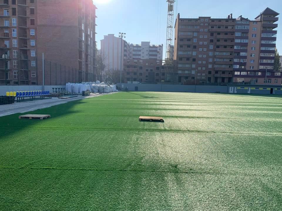 На стадіоні по Головній у Чернівцях завершують встановлювати штучне покриття (фото)