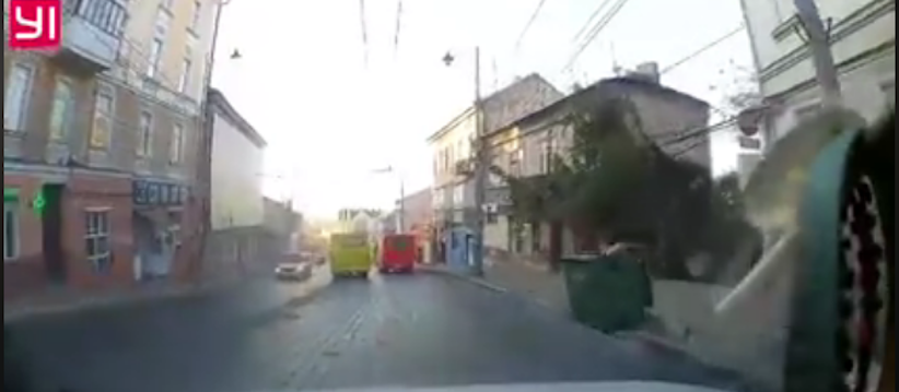 У Чернівцях водій маршрутки знехтував безпекою пасажирів, влаштувавши перегони (відео)
