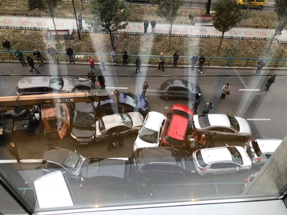 У центрі Києва в ДТП потрапили 10 автівок (фото, відео)