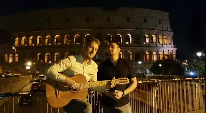 Чернівчани Павло та В’ячеслав Дворські заспівали на площі у Римі українську народну пісню