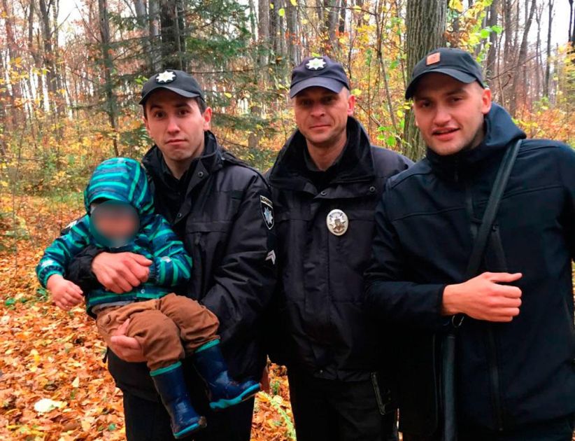 У лісі на Глибоччині поліціянти знайшли зниклу дитину