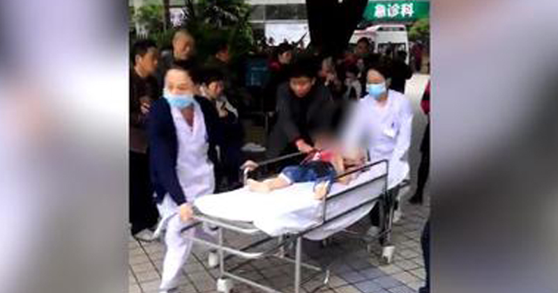 У Китаї жінка з кухонним ножем вчинила напад на дитсадок: поранено 14 дітей