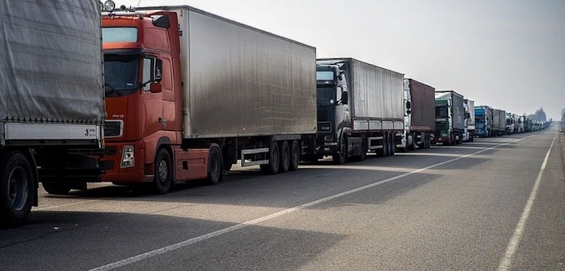 Чернівецька митниця повідомила про велику чергу з вантажівок на кордоні