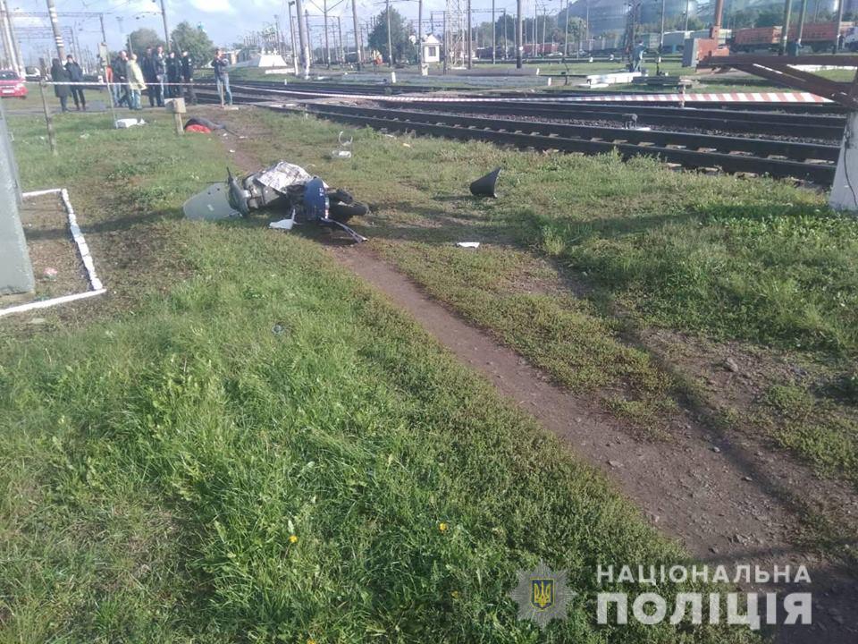 ДТП під Києвом: швидкісний потяг збив жінку на мопеді
