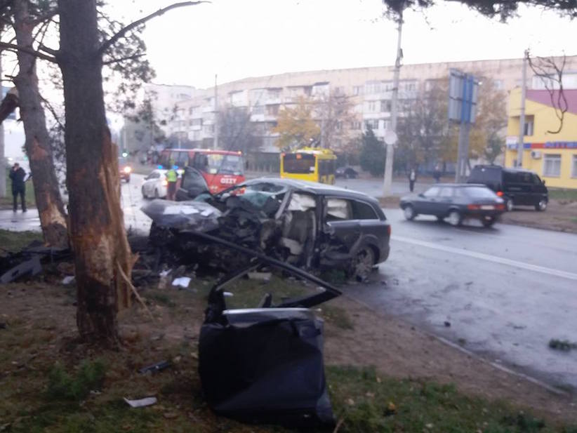 ДТП у Чернівцях: автівка на єврономерах знесла стовп у спальному районі міста
