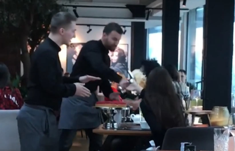 У Києві офіціант кинув торт у зухвалу відвідувачку (відео)
