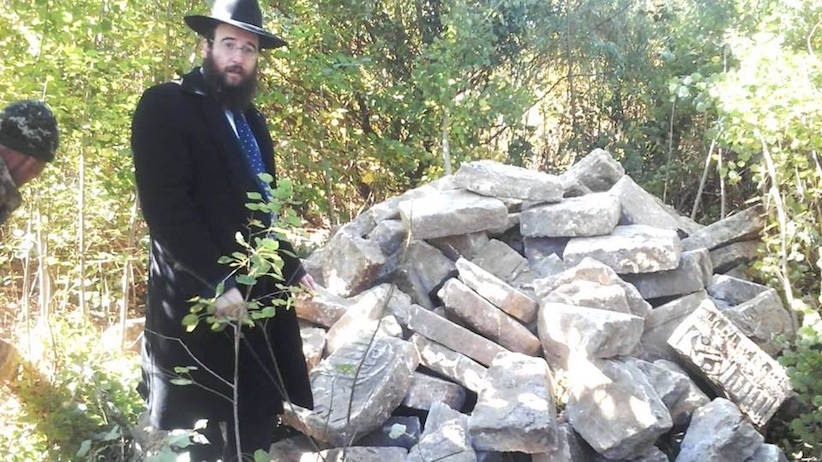 На військовій базі у Чернівцях зберігалися сотні єврейських надгробків