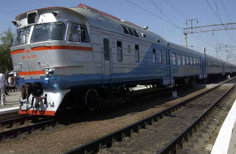 Пасажирські потяги зупинятимуться у “червоній” зоні лише для висадки пасажирів