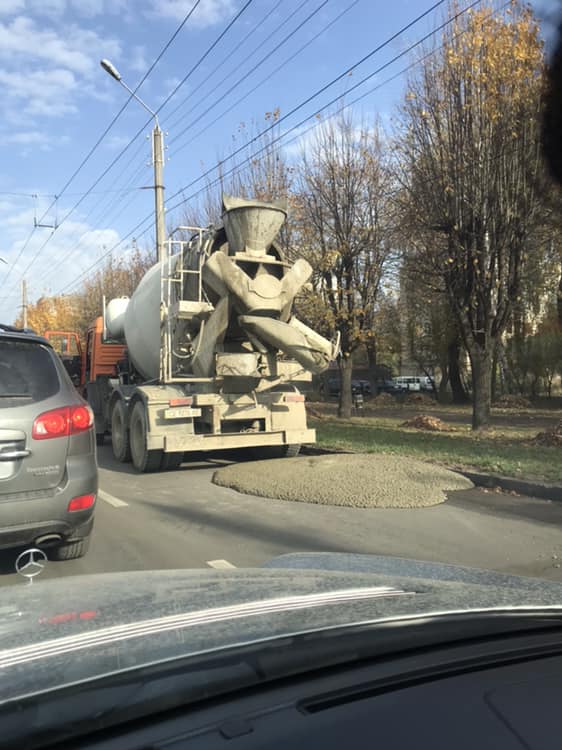 На вулиці Героїв Майдану поблизу онколікарні з вантажівки висипалась бетоносуміш