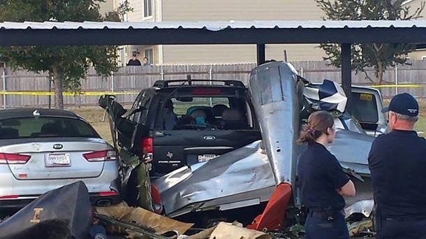 У США на автостоянку впав винищувач, загинули двоє людей (фото)