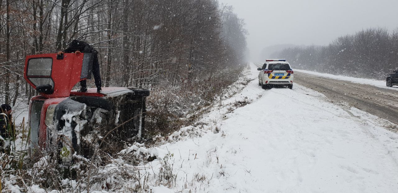 Негода на Буковині: з дороги з’їхали ще дві автівки