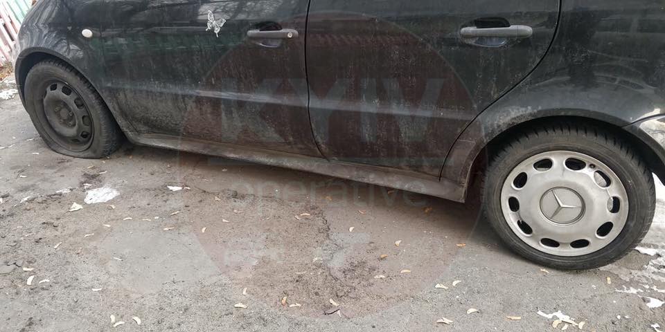 У Києві порізали шини автівок на “євробляхах”