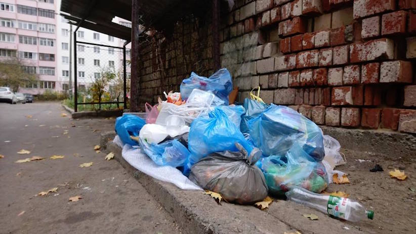 За ніч зі спального району Чернівців зникли баки для сміття