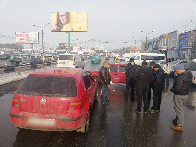 Потрійна ДТП біля Калинівського ринку: постраждалих немає