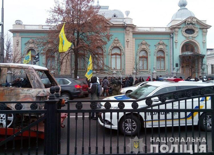 Водії автівок на “євробляхах” заблокували рух у центрі Києва