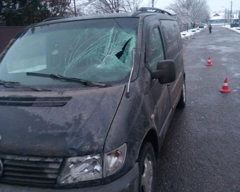 У Чернівцях водій мікроавтобуса збив підлітка – поліція