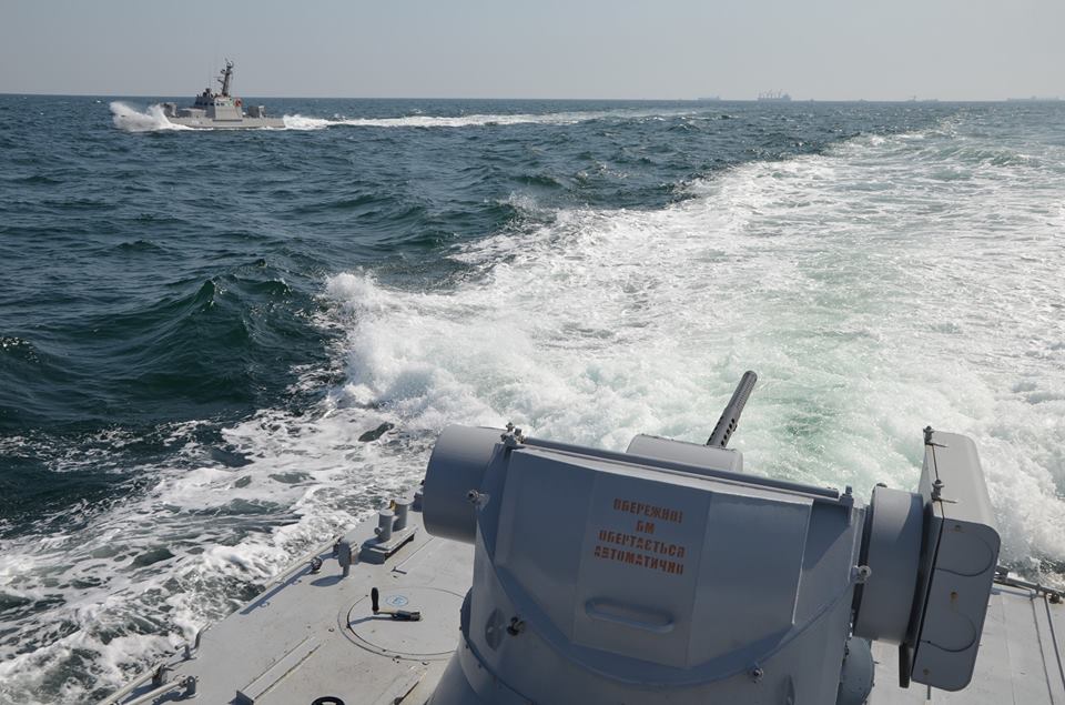 Катери РФ відкрили вогонь по українських кораблях, є поранений