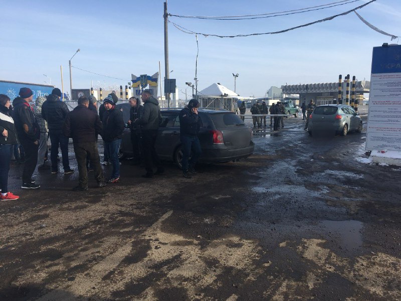 На Буковині невідомі перекрили дорогу на КПП “Порубне” – поліція