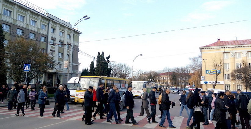 Проїзд у Тернополі підняли до 9 гривень: люди вийшли на протест