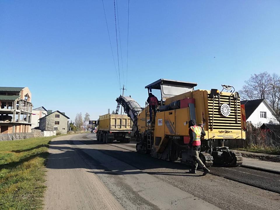 Автодорогу Чернівці-КПП “Руська” ремонтують в рамках митного експерименту